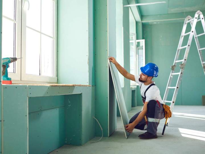 Travaux d'installation de plaques de plâtre et de cloisons